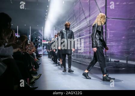 Zagreb, Croatie - le 26 octobre 2019 : un mannequin portant Esprit par T.B collection de mode sur les podiums lors de la Fashion bipa.hr fashion show à Zagreb, Cr Banque D'Images