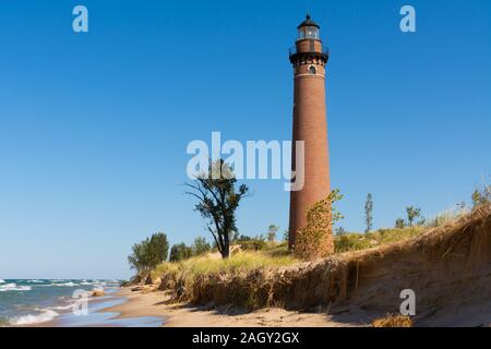 Le phare de la pointe de sable peu sur une belle après-midi d'automne. Le Michigan, USA Banque D'Images