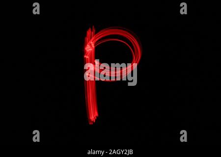 Light Painting Photographie de lettres de l'alphabet, dessiné par fairy lights en néon de couleur rouge sur fond noir. Photos à longue exposition. Banque D'Images