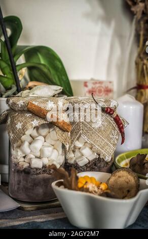 Deux bols de chocolat chaud avec des guimauves dans l'air ambiant de Noël Banque D'Images