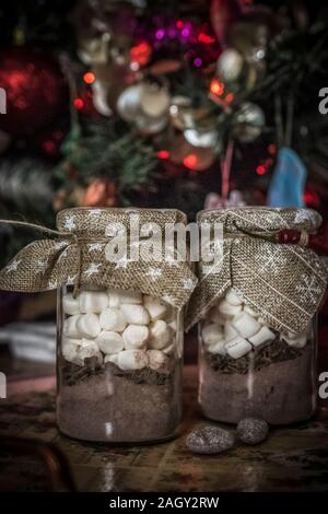 Deux bols de chocolat chaud avec des guimauves dans l'air ambiant de Noël Banque D'Images