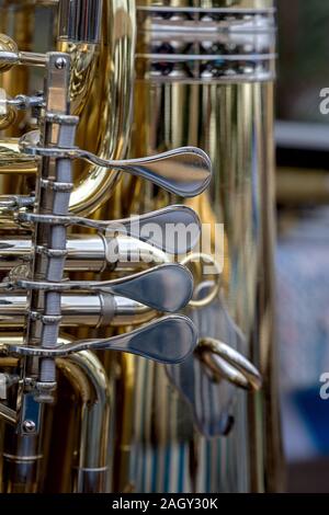 Tuba est la plus basse et aigu dans des instruments de musique de la famille des cuivres fermer les vannes Banque D'Images