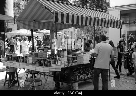 Librairie ouverte dans la rue Ermou, Athènes Grèce Banque D'Images