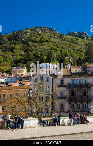 SINTRA, PORTUGAL - Mai 2018 : les touristes et les habitants à des jolies rues de Sintra, dans une journée ensoleillée au début du printemps Banque D'Images