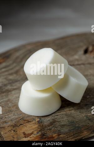 Du savon ou du shampoing solide à la main ou des bars dans la salle de bains climatisation Banque D'Images