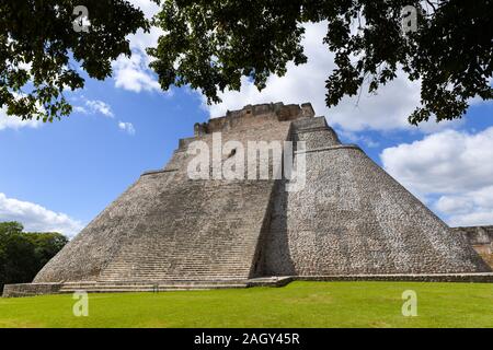 Pyramide du Magicien à Uxmal, une ancienne ville maya de la période classique situé dans la région Puuc de l'est de la péninsule du Yucatan, Mexique Banque D'Images
