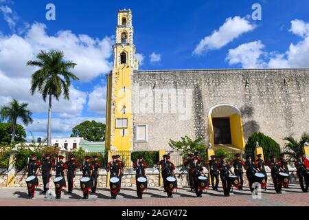 Marching Band tambourine dans 1000 , église San Juan Bautista, Parque San Juan Mérida , Mexique Banque D'Images