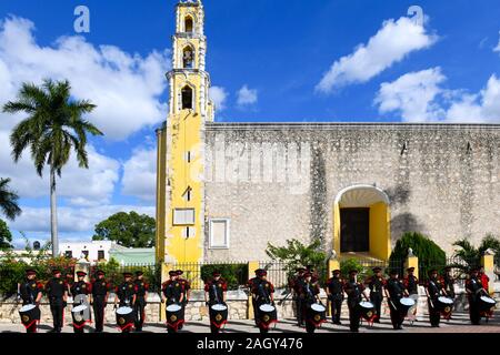 Marching Band tambourine dans 1000 , église San Juan Bautista, Parque San Juan Mérida , Mexique Banque D'Images