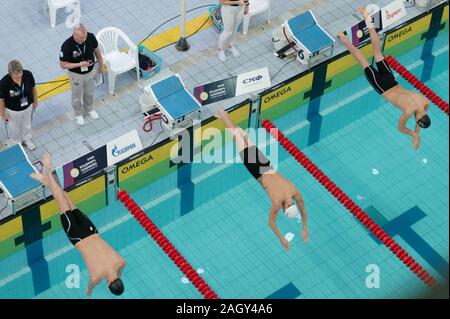 Saint-pétersbourg, Russie - le 21 décembre 2019 : Vue de dessus les hommes sur début de compétition de natation 1500 m nage libre lors de la Coupe Salnikov 2019. Ilia Druzhinin Banque D'Images