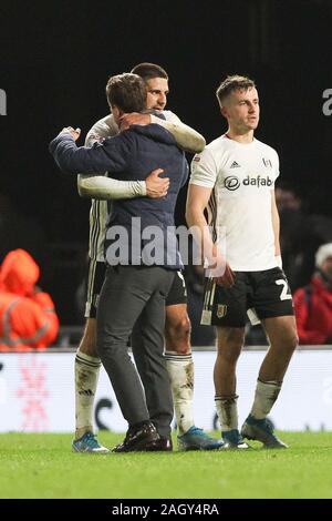 Londres, Royaume-Uni. Dec 21, 2019. Fulham Manager Scott Parker et Aleksandar Mitrović de Fulham célèbrent à temps plein au cours de l'EFL Sky Bet Championship match entre Leeds United et Fulham à Craven Cottage, Londres, Angleterre le 21 décembre 2019. Photo de Ken d'Étincelles. Usage éditorial uniquement, licence requise pour un usage commercial. Aucune utilisation de pari, de jeux ou d'un seul club/ligue/dvd publications. Credit : UK Sports Photos Ltd/Alamy Live News Banque D'Images