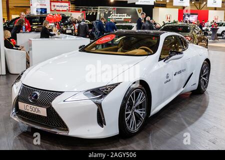 Riga, Lettonie - 12 Avril 2019 : nouvelle voiture de sport de luxe coûteux, dans la Lexus LC 500h dans le showroom - image Banque D'Images