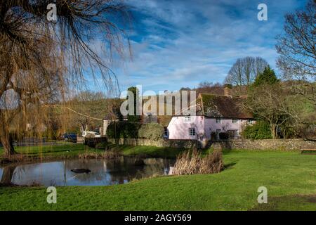 Doyen de l'Est du village et l'étang avec des réflexions d'un vieux cottage anglais et un saule pleureur arbre. Banque D'Images