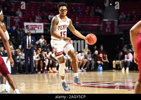 Philadelphie, Pennsylvanie, USA. Dec 21, 2019. Temple Owls guard NATE PIERRE-LOUIS (15) disques durs au panier pendant le match de basket-ball joué au Liacouras Center de Philadelphie. Temple est revenu à battre Rider 78-66. Credit : Ken Inness/ZUMA/Alamy Fil Live News Banque D'Images