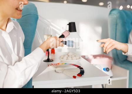 Femme choisir du vernis à ongles en instituts de beauté Banque D'Images