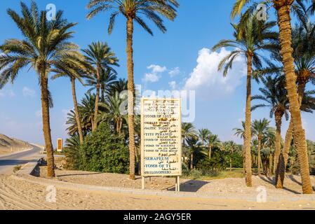 Panneau à l'entrée de la nécropole de Saqqara, Mwmphis site près de l'extérieur du Caire, Égypte énumérant les tombes et d'autres attractions touristiques Banque D'Images