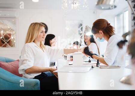 Groupe d'amies, manucure en instituts de beauté Banque D'Images