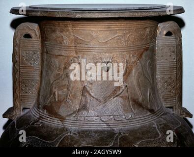 L'allégement des Cyclades. Pithos. L'inscription de Potnia Theron, la Maîtresse des animaux. Déesse de la nature, couronnée de fleurs et de Shotts, flanqué de deux lionnes rampante et deux femmes 2222. Seconde moitié du viie siècle avant Jésus-Christ. Île de Délos. Musée Archéologique National. Athènes, Grèce. Banque D'Images