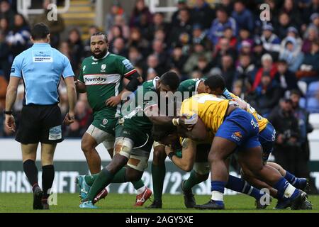 READING, ANGLETERRE - 22 décembre certains joueurs se serrent jusqu'à la balle pendant la Premiership match entre Gallagher et London Irish Rugby au stade Madejski, Lecture le dimanche 22 décembre 2019. (Crédit : Jacques Feeney | MI News) photographie peut uniquement être utilisé pour les journaux et/ou magazines fins éditoriales, licence requise pour l'usage commercial Crédit : MI News & Sport /Alamy Live News Banque D'Images