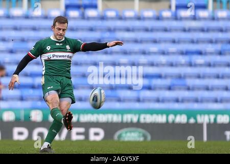 READING, ANGLETERRE - 22 décembre Stephen Myler de London Irish Kicking the ball au cours de la Premiership match entre Gallagher et London Irish Rugby au stade Madejski, Lecture le dimanche 22 décembre 2019. (Crédit : Jacques Feeney | MI News) photographie peut uniquement être utilisé pour les journaux et/ou magazines fins éditoriales, licence requise pour l'usage commercial Crédit : MI News & Sport /Alamy Live News Banque D'Images