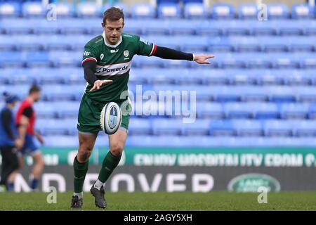 READING, ANGLETERRE - 22 décembre Stephen Myler de London Irish Kicking the ball au cours de la Premiership match entre Gallagher et London Irish Rugby au stade Madejski, Lecture le dimanche 22 décembre 2019. (Crédit : Jacques Feeney | MI News) photographie peut uniquement être utilisé pour les journaux et/ou magazines fins éditoriales, licence requise pour l'usage commercial Crédit : MI News & Sport /Alamy Live News Banque D'Images