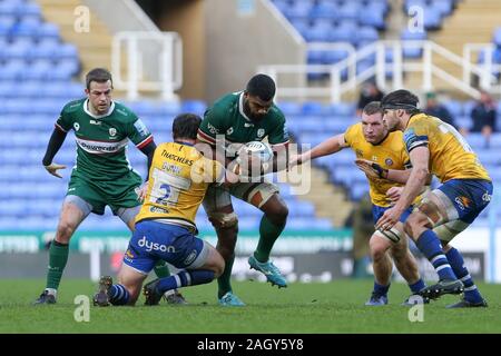 READING, ANGLETERRE - 22 décembre Tom Dunn de lutte contre Bath Rugby London Irish de Tuisue Albert au cours de la Premiership match entre Gallagher et London Irish Rugby au stade Madejski, Lecture le dimanche 22 décembre 2019. (Crédit : Jacques Feeney | MI News) photographie peut uniquement être utilisé pour les journaux et/ou magazines fins éditoriales, licence requise pour l'usage commercial Crédit : MI News & Sport /Alamy Live News Banque D'Images