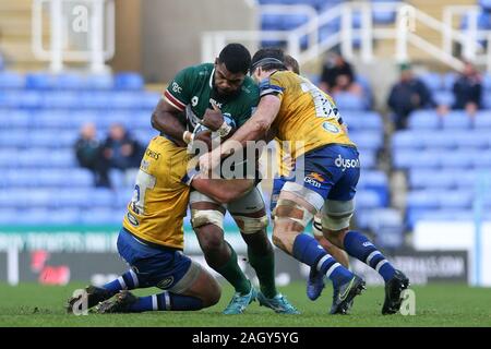 READING, ANGLETERRE - 22 décembre Albert Tuisue des London Irish obtenir abordé par Tom Dunn de Bath Rugby et Josh Bayliss de Bath Rugby au cours de la Premiership match entre Gallagher et London Irish Rugby au stade Madejski, Lecture le dimanche 22 décembre 2019. (Crédit : Jacques Feeney | MI News) photographie peut uniquement être utilisé pour les journaux et/ou magazines fins éditoriales, licence requise pour l'usage commercial Crédit : MI News & Sport /Alamy Live News Banque D'Images