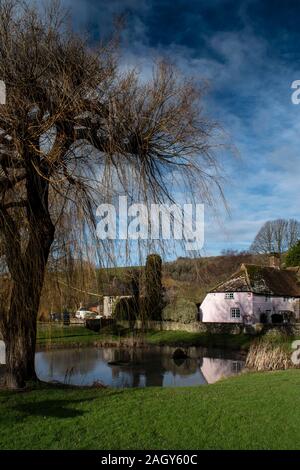 French Village Green et étang au doyen Sussex de l'ouest le long d'une journée de décembre. Banque D'Images