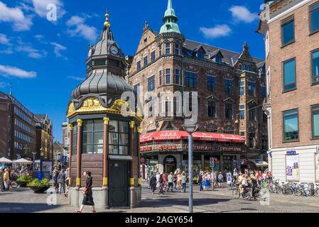 Dans un kiosque place Kongens Nytorv, Copenhague, Danemark Banque D'Images