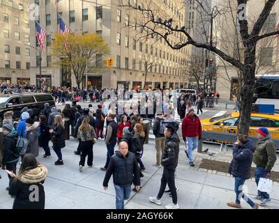 Des foules de touristes et les New-yorkais le coup d'envoi de la saison de vacances sur "vendredi noir" sur la 5e Avenue à la 50e Rue par Rockefeller Center à midtown Manhatt Banque D'Images