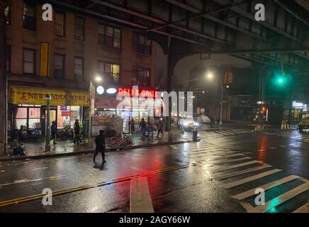 Nuit pluvieuse sous les rails du métro de New Utrecht Avenue dans le quartier du Parc de l'Arrondissement de Brooklyn, New York. Banque D'Images