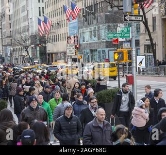 Des foules de touristes et les New-yorkais le coup d'envoi de la saison de vacances sur "vendredi noir" sur la 5e Avenue à la 50e Rue par Rockefeller Center à midtown Manhatt Banque D'Images