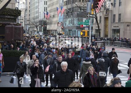 Des foules de touristes et les New-yorkais le coup d'envoi de la saison de vacances sur "vendredi noir" sur la 5e Avenue à la 50e Rue par Rockefeller Center à midtown Manhatt Banque D'Images