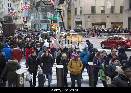 Des foules de touristes et les New-yorkais le coup d'envoi de la saison de vacances sur "vendredi noir" sur la 5e Avenue à la 50e Rue par Rockefeller Center à midtown Manhatt Banque D'Images