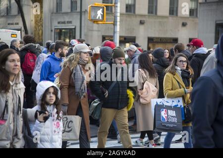 Des foules de touristes et les New-yorkais le coup d'envoi de la saison de vacances sur "vendredi noir" sur la 5e Avenue à la 50e Rue par Rockefeller Center à midtown Manhatt Banque D'Images