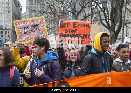 Les élèves de l'école et d'autres se réunissent à New York dans le cadre de l'avenir vendredi étudiant international les mouvement de grèves de dire à tous les niveaux de g Banque D'Images