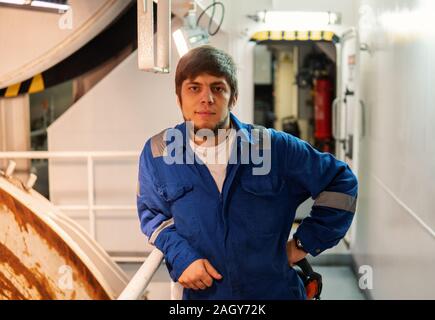 Mécanicien de marine travaille sur le navire. Le travail des marins Banque D'Images