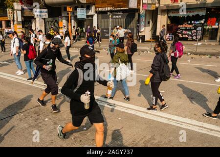 Novembre 2019 - Hong Kong, Hong Kong : manifestants sur Nathan Road pendant l 2019 / Anti-Government Pro-Democracy protestations, une série de démonstrations à Hongkong Banque D'Images