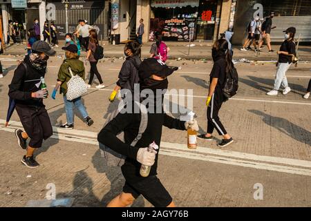 Novembre 2019 - Hong Kong, Hong Kong : manifestants sur Nathan Road pendant l 2019 / Anti-Government Pro-Democracy protestations, une série de démonstrations à Hongkong Banque D'Images