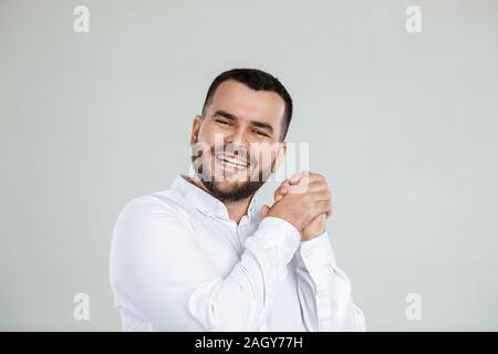 Les jeunes professionnels beau barbu sensibilisation fist sur fond gris. geste gagnant exprimant excité Banque D'Images