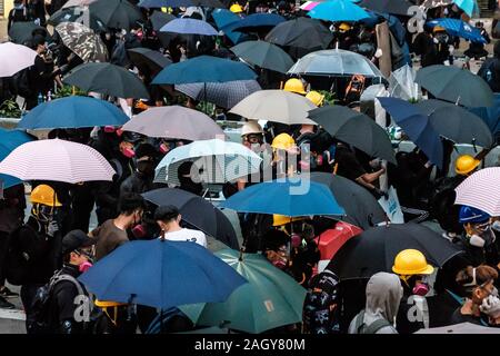 Novembre 2019 - Hong Kong, Hong Kong : manifestants sur Nathan Road pendant l 2019 / Anti-Government Pro-Democracy protestations, une série de démonstrations à Hongkong Banque D'Images