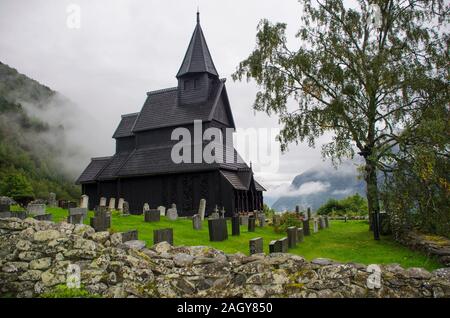 Église Urnes est un 12e siècle église à urnes, le long du Lustrafjorden dans la municipalité de Luster. Banque D'Images