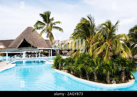 île artificielle et café-bar au milieu d'une piscine avec des chaises dans l'eau Banque D'Images