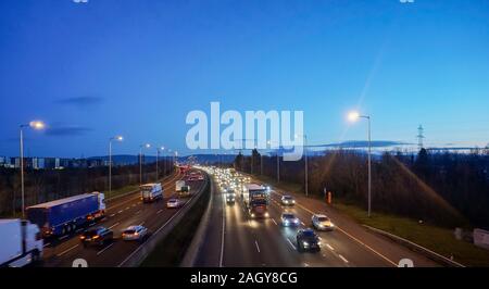 L'autoroute M50 à Dublin, Irlande, un vendredi soir. Banque D'Images