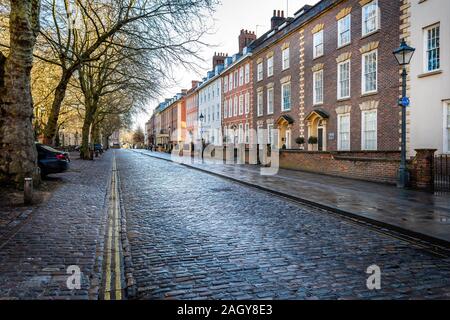 Bâtiments géorgiens sur Queen Square, Bristol, Avon, Royaume-Uni le 21 décembre 2019 Banque D'Images