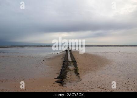 Causeway sortir dans la mer à Westcliff, près de Southend-on-Sea, Essex, Angleterre Banque D'Images