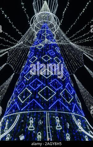 Vilnius magnifique arbre de Noël - le plus beau sapin de Noël pour Noël 2019 et Nouvel An 2020 en Europe. Il est dépeint comme une reine d'échecs. C Banque D'Images