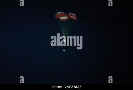 White Sands, United States. 22 Décembre, 2019. Le Boeing CST-100 sonde Starliner déployés avec les parachutes et les airbags descend à terre à la suite d'un test en vol orbital abrégée au White Sands Missile Range, 22 décembre 2019 à White Sands, au Nouveau Mexique. Le Starliner Boeing n'a pas d'engins spatiaux avec dock la Station spatiale internationale en raison d'une défaillance de l'horloge interne et est retourné au début de la Terre. Crédit : Aubrey Gemignani/NASA/Alamy Live News Banque D'Images