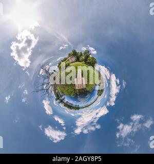 Petite Planète transformation du panorama sphérique de 360 degrés. Résumé sphérique vue aérienne dans la zone avec de beaux nuages. Courbure de sp Banque D'Images