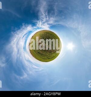 Petite Planète transformation du panorama sphérique de 360 degrés. Résumé sphérique vue aérienne dans la zone avec de beaux nuages. Courbure de sp Banque D'Images