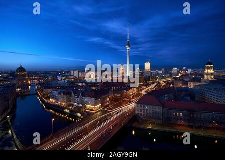 Vue panoramique du centre-ville de Berlin ancienne partie orientale de nuit Banque D'Images